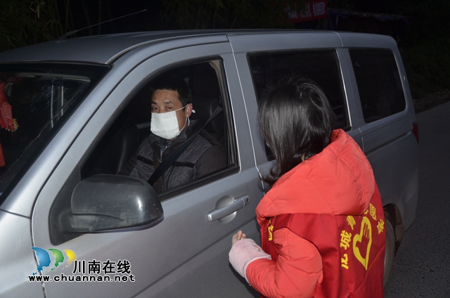 最美身影！瀘縣太伏鎮(zhèn)黨員志愿者活躍在抗疫第一線(圖2)