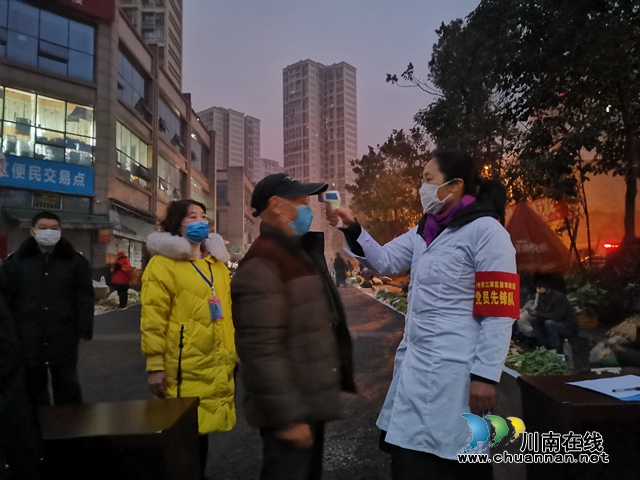 江陽區(qū)茜草街道匠心社區(qū)：黨群齊心共監(jiān)管 臨時菜場換新顏