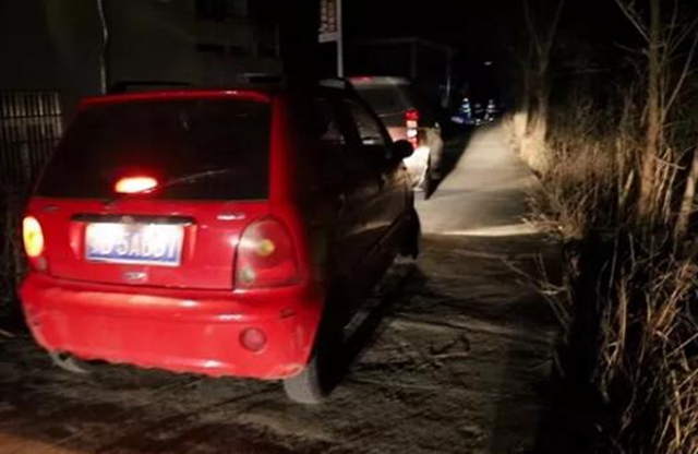 前來救火的消防車，被防疫“封路”堵在了村口