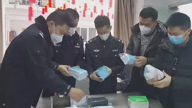 震驚！內(nèi)江警方擋獲47萬只從湖北運(yùn)來的“三無”口罩(圖4)