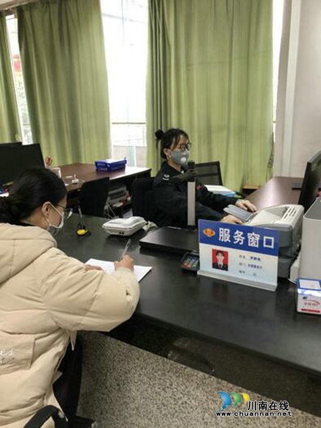 抗疫前行 瀘州稅務(wù)出實招為納稅人提供“三心”服務(wù)(圖1)