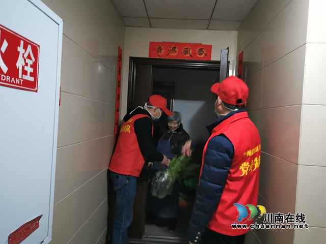 江陽區(qū)茜草街道沙坪社區(qū)：隔疫不隔愛，溫情處處在(圖1)