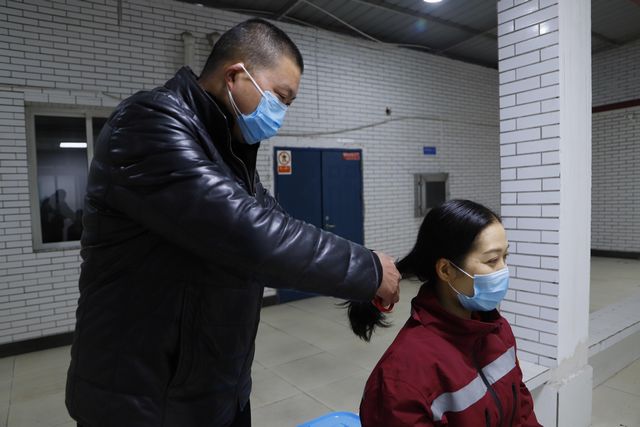 【西南醫(yī)大中醫(yī)院戰(zhàn)役·一線】?她狠心“拋下”雙胞胎女兒，短發(fā)赴戰(zhàn)！(圖1)