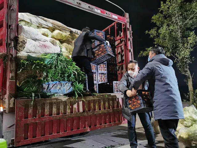 穿越夜色，馳援湖北！資中聯(lián)手“新發(fā)地”捐贈(zèng)50噸果蔬連夜啟程赴襄陽(圖4)