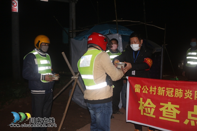 暖胃更暖心  瀘縣福集鎮(zhèn)為疫情守夜人送湯圓