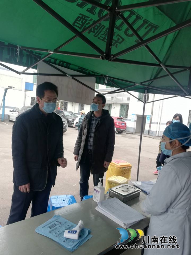 納溪區(qū)人大常委會副主任丁友明督查醫(yī)院防控工作