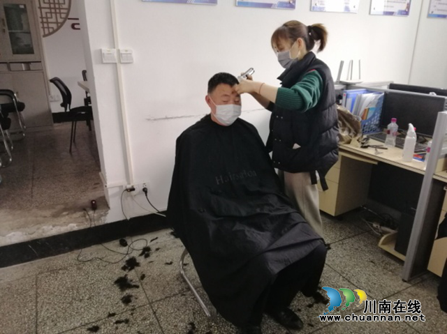 龍馬潭綜合行政執(zhí)法局：執(zhí)法隊員兒媳為一線人員義務(wù)理發(fā)