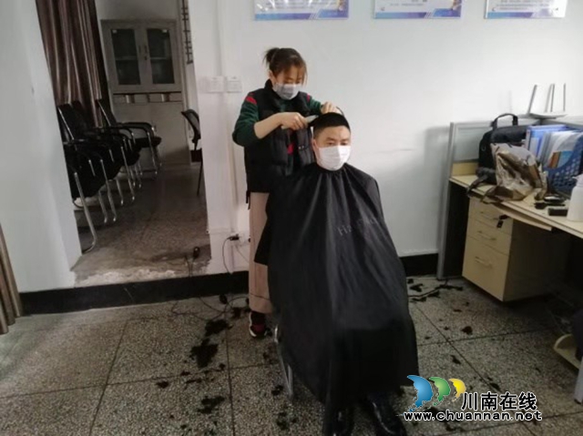 龍馬潭綜合行政執(zhí)法局：執(zhí)法隊員兒媳為一線人員義務理發(fā)(圖2)