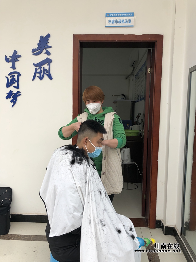 瀘縣：愛心義剪“魔發(fā)師”為防疫人員貢獻(xiàn)力量