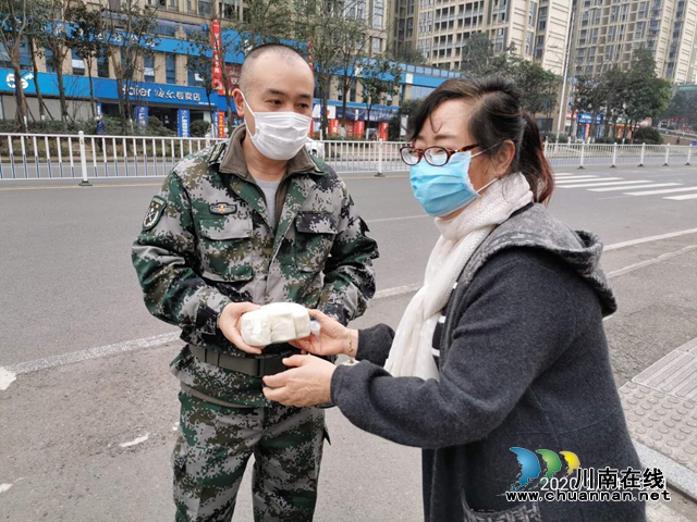 江陽區(qū)茜草街道沙坪社區(qū)“疫情大考下的暖心瞬間”