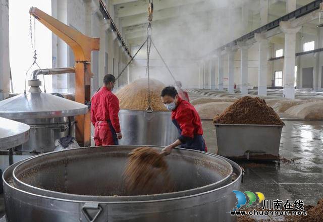 江陽區(qū)第一家區(qū)屬酒類企業(yè)復(fù)工復(fù)產(chǎn)(圖2)