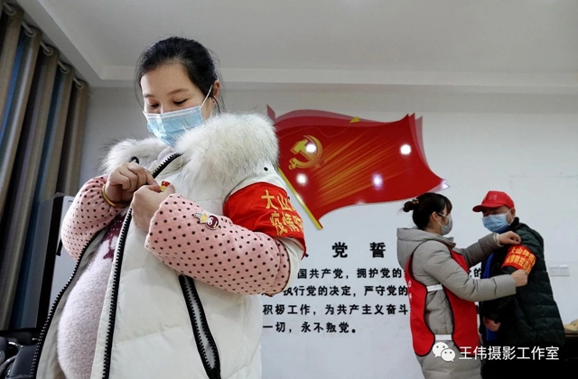 瀘州王偉紀實攝影《抗疫中的準媽媽書記》賞析(圖2)