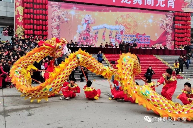 二月二，龍?zhí)ь^！||王偉鄉(xiāng)愁攝影作品《龍?jiān)诿耖g》賞析(圖6)