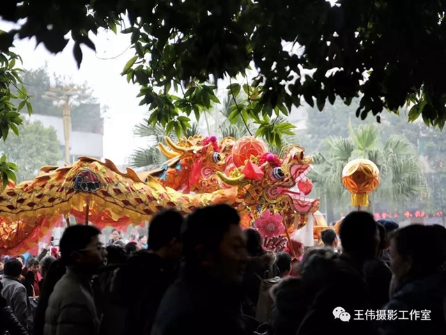 二月二，龍?zhí)ь^！||王偉鄉(xiāng)愁攝影作品《龍?jiān)诿耖g》賞析(圖2)