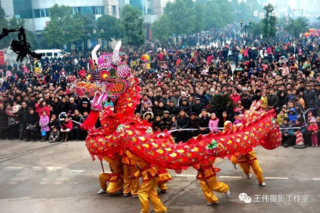 二月二，龍?zhí)ь^！||王偉鄉(xiāng)愁攝影作品《龍?jiān)诿耖g》賞析(圖8)