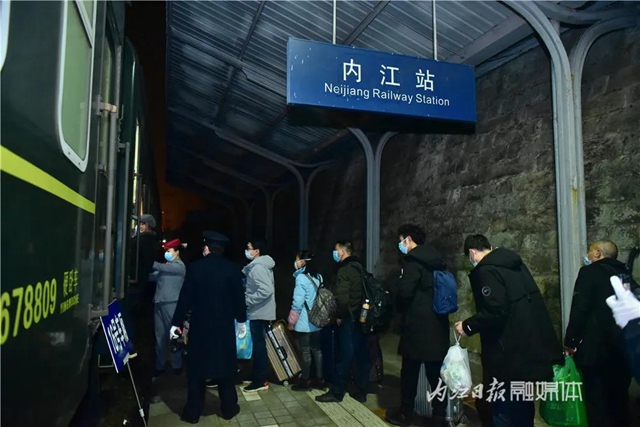 乘上復(fù)工專列！內(nèi)江1600多名外出務(wù)工人員順利返崗(圖6)