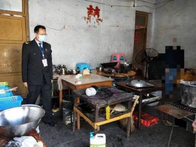 罰款4000！富順一燒烤店無(wú)證無(wú)照經(jīng)營(yíng)，還容留客人堂食