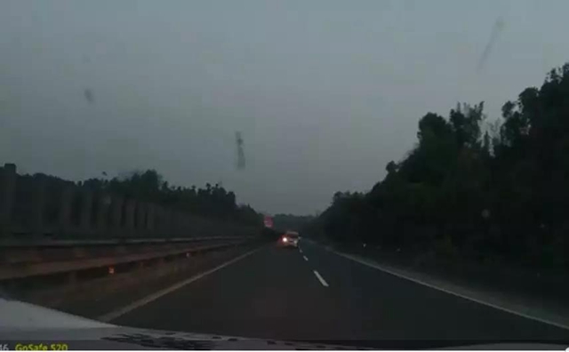 危險(xiǎn)！男子凌晨樂宜高速逆行！竟稱自己沒違法(圖2)
