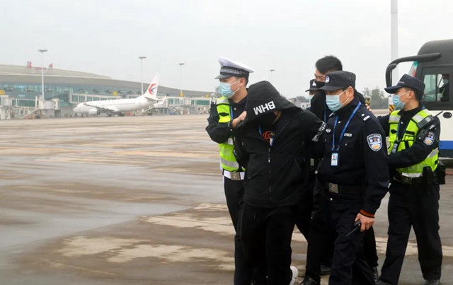 瀘州黑衣男，不滿防疫措施“劫持”飛機？