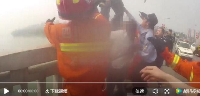 瀘州長江大橋跳橋男子獲救，已被依法行政處罰！(圖2)