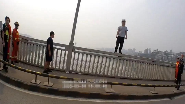 瀘州長江大橋跳橋男子獲救，已被依法行政處罰！(圖3)