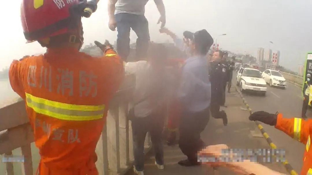 瀘州長江大橋跳橋男子獲救，已被依法行政處罰！(圖4)
