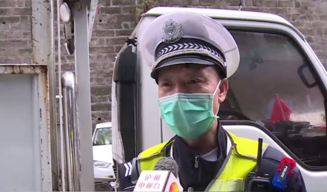 你彎腰的樣子真帥！ 瀘州54歲交警徒手清理排污口(圖3)