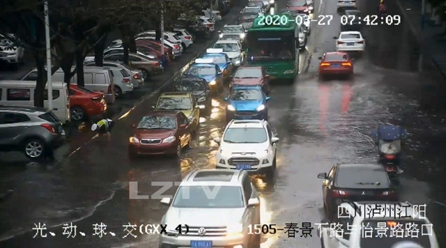 你彎腰的樣子真帥！ 瀘州54歲交警徒手清理排污口(圖4)