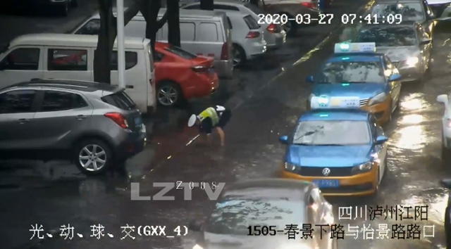 你彎腰的樣子真帥！ 瀘州54歲交警徒手清理排污口(圖5)