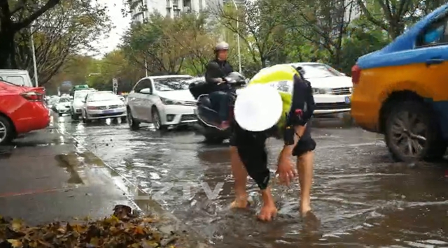 你彎腰的樣子真帥！ 瀘州54歲交警徒手清理排污口(圖7)