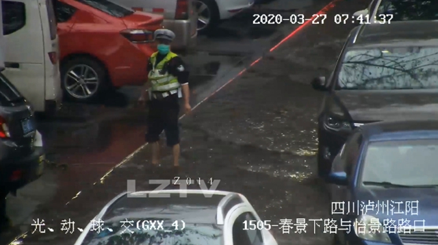 你彎腰的樣子真帥！ 瀘州54歲交警徒手清理排污口(圖6)