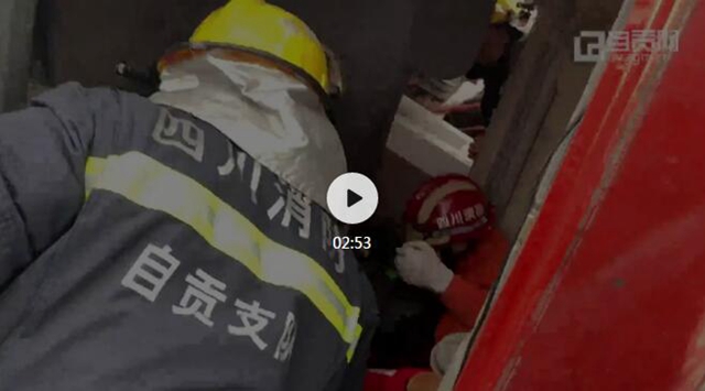成自瀘高速自貢段：一吊臂貨車(chē)側(cè)翻 司機(jī)獲救后第一件事是找手機(jī)(圖1)