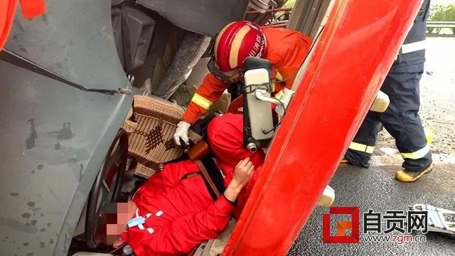 成自瀘高速自貢段：一吊臂貨車(chē)側(cè)翻 司機(jī)獲救后第一件事是找手機(jī)(圖3)