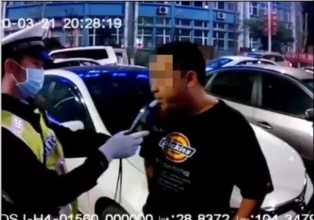 宜賓一男子倒車撞上奔馳后拔腿就跑，躲進(jìn)廁所……(圖3)