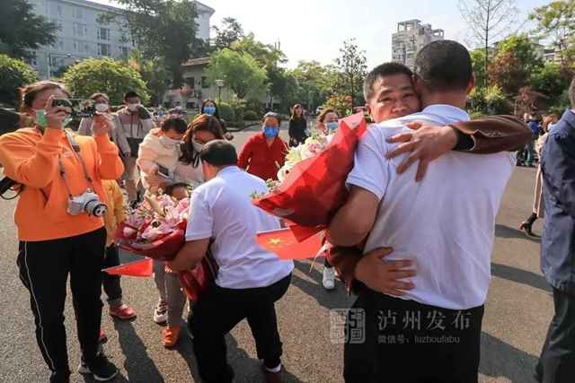 凱旋！瀘州20名馳援武漢的醫(yī)護(hù)人員回家（附名單）(圖11)