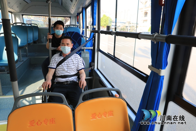 坐公交出行無障礙！瀘州首次投入無障礙純電動公交車(圖2)