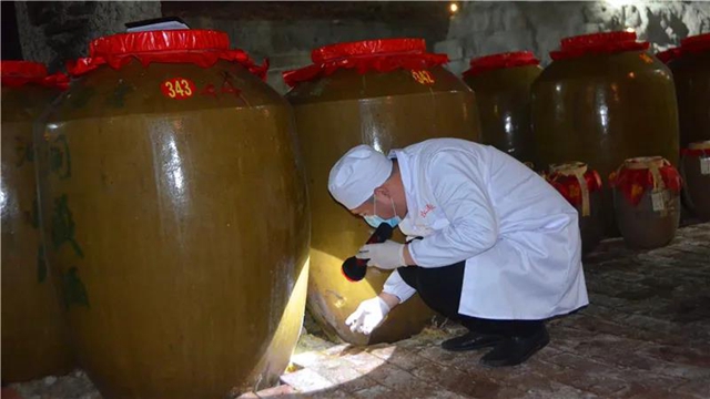 驚！記者發(fā)現(xiàn)內(nèi)江一山洞竟藏了800余噸白酒，還有……(圖2)