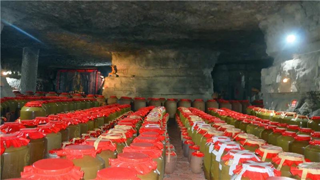驚！記者發(fā)現(xiàn)內(nèi)江一山洞竟藏了800余噸白酒，還有……(圖3)