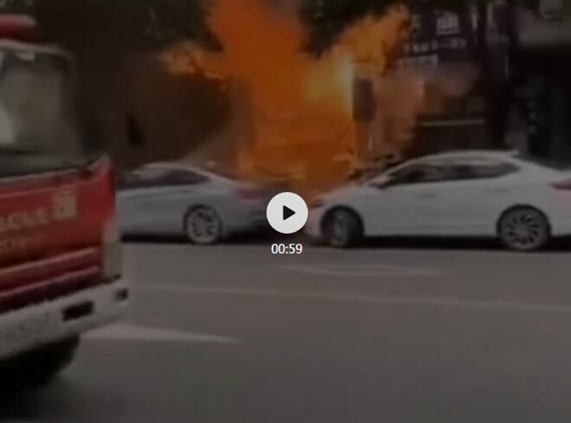 突發(fā)！珙縣巡場一棉絮加工店突發(fā)大火，現(xiàn)場濃煙滾滾！(圖1)