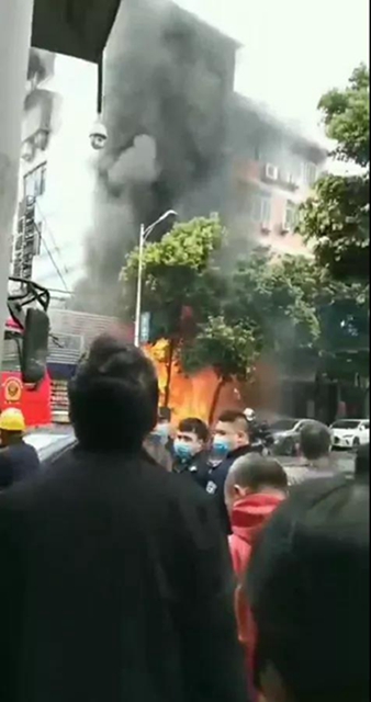 突發(fā)！珙縣巡場一棉絮加工店突發(fā)大火，現(xiàn)場濃煙滾滾！(圖4)