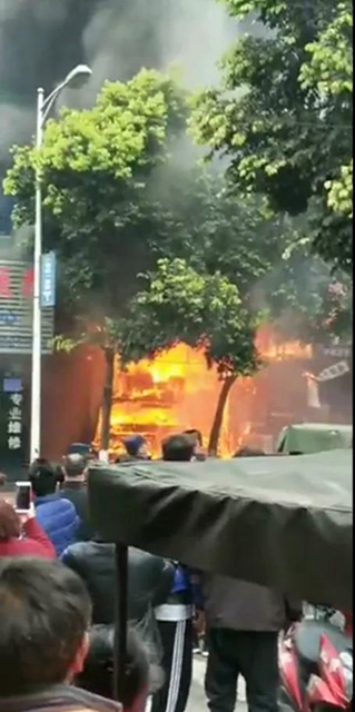 突發(fā)！珙縣巡場一棉絮加工店突發(fā)大火，現(xiàn)場濃煙滾滾！(圖3)