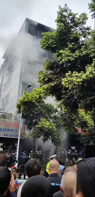 突發(fā)！珙縣巡場一棉絮加工店突發(fā)大火，現(xiàn)場濃煙滾滾！(圖2)