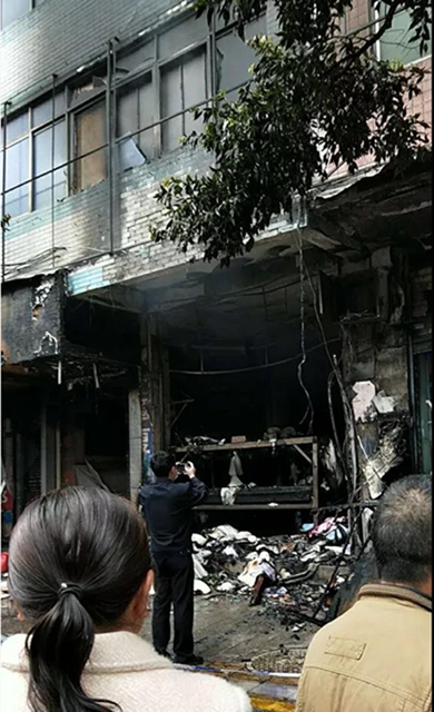 突發(fā)！珙縣巡場一棉絮加工店突發(fā)大火，現(xiàn)場濃煙滾滾！(圖6)