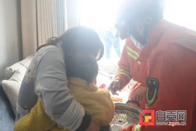 5分鐘！自貢一女娃被蒸格卡住的手指成功取出(圖1)