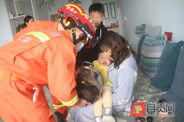 5分鐘！自貢一女娃被蒸格卡住的手指成功取出(圖2)