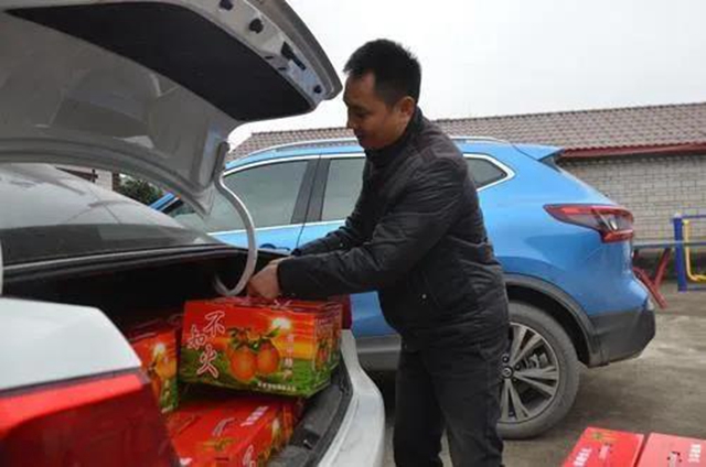 嘿！內(nèi)江這位干部，咋會(huì)去當(dāng)“快遞小哥”呢？