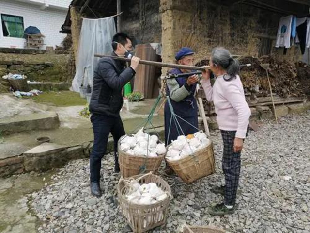 嘿！內(nèi)江這位干部，咋會(huì)去當(dāng)“快遞小哥”呢？(圖4)
