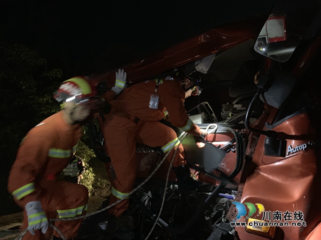 高速兩車追尾 瀘州消防爭分奪秒救出被困司機(圖4)