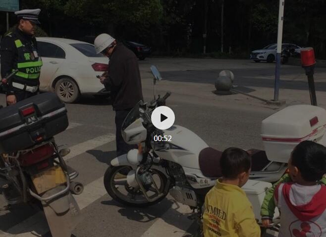 膽大！宜賓一男子酒后駕駛摩托車，還載著3個小孫子！