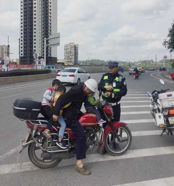 膽大！宜賓一男子酒后駕駛摩托車(chē)，還載著3個(gè)小孫子！(圖2)